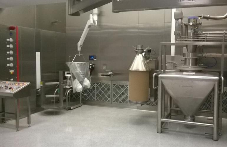 Procesamiento de polvo en una cabina de pesaje